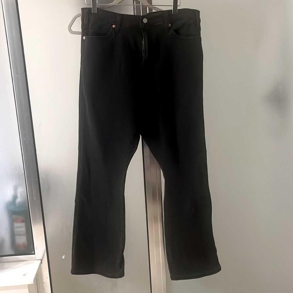 Signature Levi’s, very fashionable and a gorgeous black.